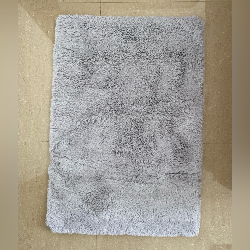Shaggy Faux fur rug light gray. Great quality, very soft With thick backing